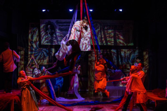 Премьерный «Фальшивый купон» покажут 4 февраля на большой сцене Псковского академического театра драмы в рамках XXIV Пушкинского фестиваля. 